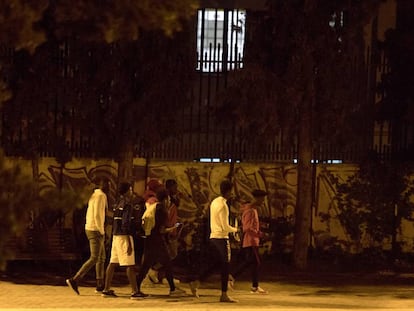 Varios menores extranjeros no acompañados en los alrededores del centro de acogida de Hortaleza (Madrid).