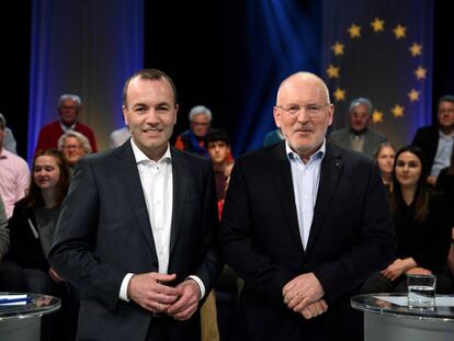 El candidato del PPE Manfred Weber, a la izquierda, y el candidato laborista Frans Timmermans, a la derecha, antes del debate televisivo matenido el pasado día 7 en el canal alemán Westdeutscher Rundfunk (WDR).