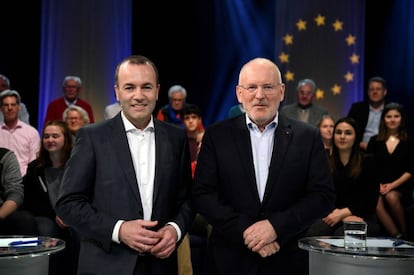 El candidato del PPE Manfred Weber, a la izquierda, y el candidato laborista Frans Timmermans, a la derecha, antes del debate televisivo matenido el pasado día 7 en el canal alemán Westdeutscher Rundfunk (WDR).