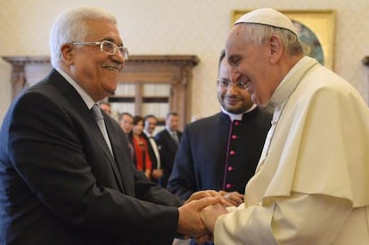 Francisco cumprimenta o presidente palestino, Mahmoud Abbas, no Vaticano.