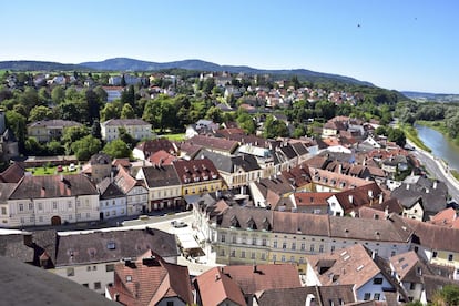 Considerado como una de las puertas al valle de Wachau, Melk es una de las joyas del Danubio. Destaca, por supuesto, la abadía de Melk, un gigantesco edificio barroco del siglo XVIII que domina toda la zona y en cuyo interior merece especial atención la biblioteca. Pero el pueblo de Melk tampoco decepcionará al visitante, con sus calles estrechas y sus muchas tabernas entre el Danubio y la abadía. Se recomienda visitarlo en barco, como parte de un recorrido fluvial por el gran río europeo.