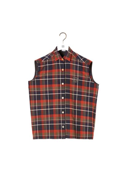 Camisa sin mangas de cuadros de Loewe (490 €).