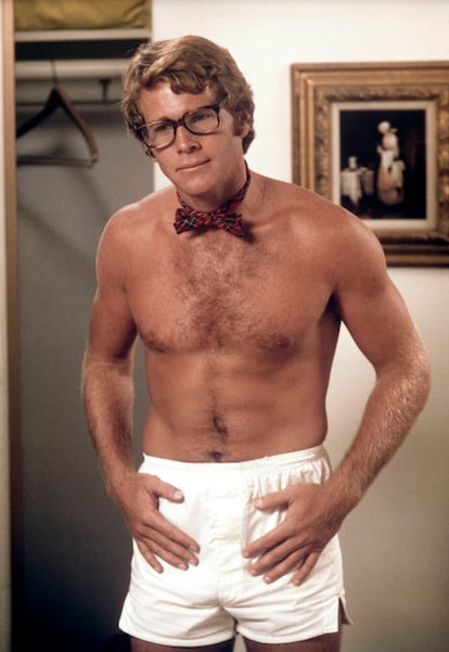 Ryan O'Neal poniendo difícil que el público se fije en sus gafas en una escena de '¿Qué me pasa, doctor?' (1972).