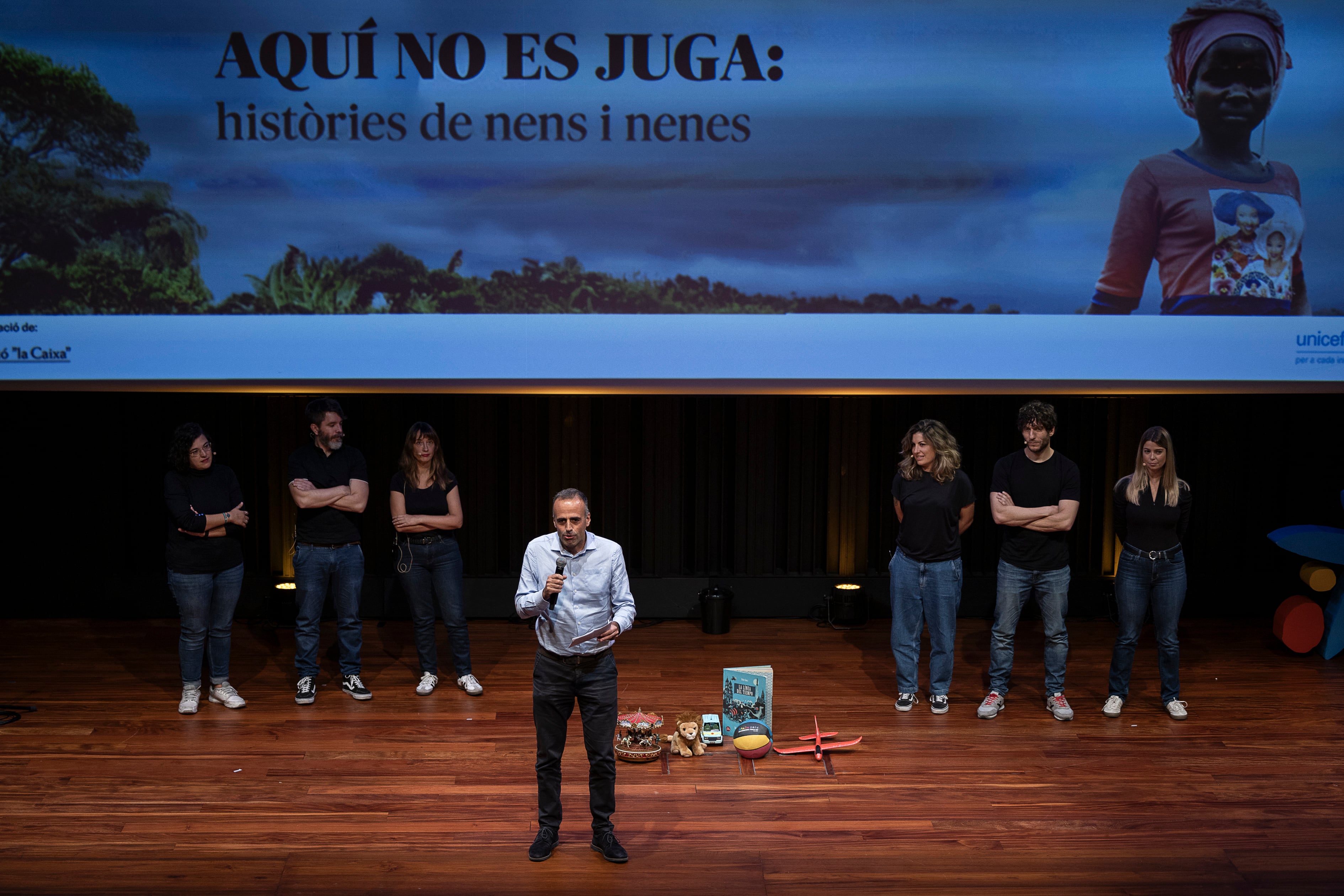 Los periodistas de El País, Lola Hierro, Mónica Ceberio, Pablo Linde, Virginia López, María Martín y Óscar Gutiérrez comparten sus experiencias en la cobertura de los problemas que afectan a la infancia 
En la imagen, Miquel Noguer, director de El País en Cataluña, presenta el coloquio. 

