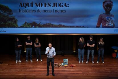 Los periodistas de El País, Lola Hierro, Mónica Ceberio, Pablo Linde, Virginia López, María Martín y Óscar Gutiérrez comparten sus experiencias en la cobertura de los problemas que afectan a la infancia
En la imagen, Miquel Noguer, director de El País en Cataluña, presenta el coloquio.