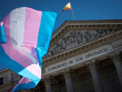 Una bandera que reivindica l'orgull trans davant del Congrés dels Diputats el juny del 2020.