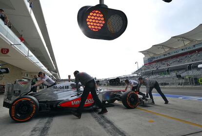 Jenson Button entra en su box.