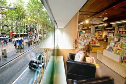 Vista de La Rambla desde la sección de gastronomía de la nueva tienda de Casa del Llibre.