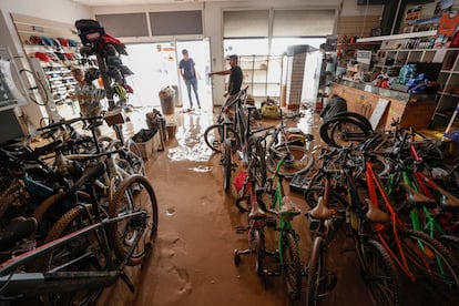 Una tienda de bicicletas en Catarroja (Valencia) afectada por la riada.