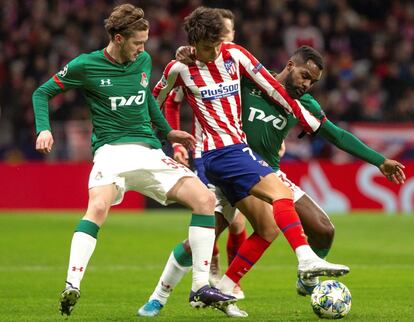 El delantero portugués del Atletico de Madrid Joao Felix (c) pelea un balón con el defensa nigeriano del Lokomotiv de Moscú Brian Idowu (d), durante el partido de la fase de grupos de la Liga de Campeones que se disputa esta noche el estadio Wanda Metropolitano.