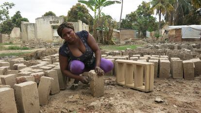 Service Chantal se fue de M’Poko y ahora intenta reconstruir su casa. “Fui la segunda en llegar aquí. No es fácil pero estoy contenta de regresar”. 
