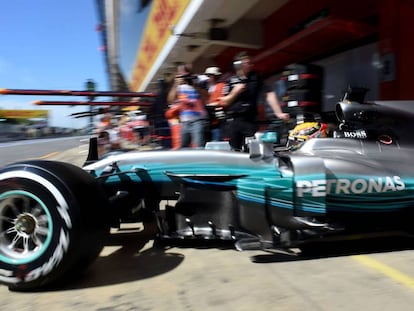 Hamilton sale de los boxes en en Montmeló.