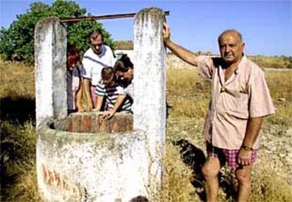 Miembros de la plataforma de Torreperogil, junto a un pozo que creen contaminado.