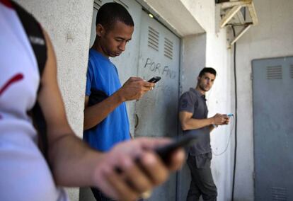 Cubanos conectándose a Internet en abril pasado.