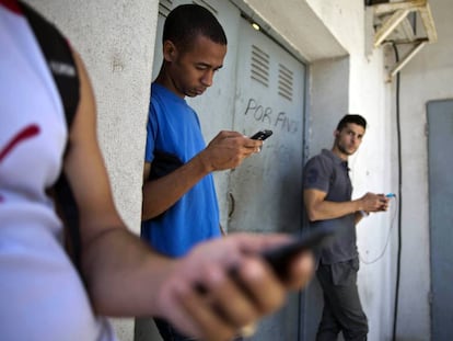 Cubanos conectándose a Internet en abril pasado.