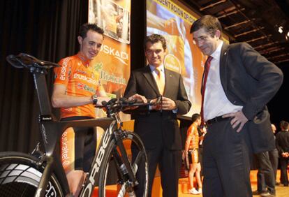 Samuel Sánchez e Igor González de Galdeano, en el centro, junto al lehendakari Patxi López ayer, en la presentación del Euskaltel