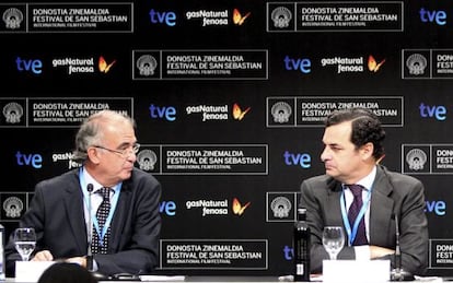 El presidente de FAPAE, Pedro Pérez, (izda.), y el presidente de TVE, Leopoldo González-Echenique, en la rueda de prensa en el Festival de Cine de San Sebastián.