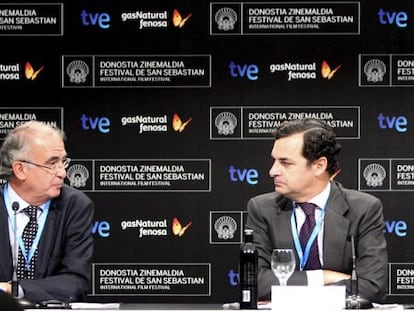 El presidente de FAPAE, Pedro Pérez, (izda.), y el presidente de TVE, Leopoldo González-Echenique, en la rueda de prensa en el Festival de Cine de San Sebastián.