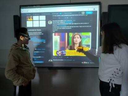 Los alumnos de tercero de la ESO del IES Cuatro Villas de Berlanga (Badajoz) en clase, pillando patadas al diccionario de los famosos.