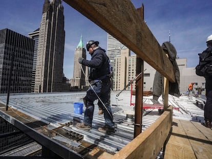 Un obrero trabaja en un edificio de nueva construcción en el distrito financiero de Manhattan (Nueva York), en abril.
