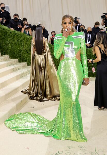 La artista Ciara, con vestido de inspiración deportiva de Dundas. El número de su vestido es el que luce su marido, el jugador de futbol americano Russell Wilson.