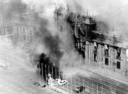 El 11 de septiembre de 1973, Augusto Pinochet protagoniza un golpe de Estado contra el Gobierno de coalición de izquierdas de Salvador Allende con el apoyo inicial de Estados Unidos. El Ejército bombardea el palacio presidencial de la Moneda, en el que se encontraba el presidente Allende quien, tras dirigirse a la nación en un discurso por radio, se quita la vida con un fusil que le había regalado Fidel Castro, según la versión oficial.