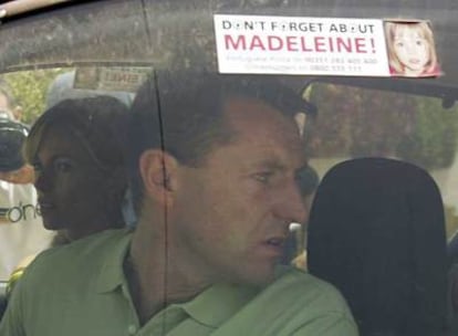 Los padres de Madeleine, Gerry y Kate McCann, dejan su apartamento en Praia da Luz (Portugal).