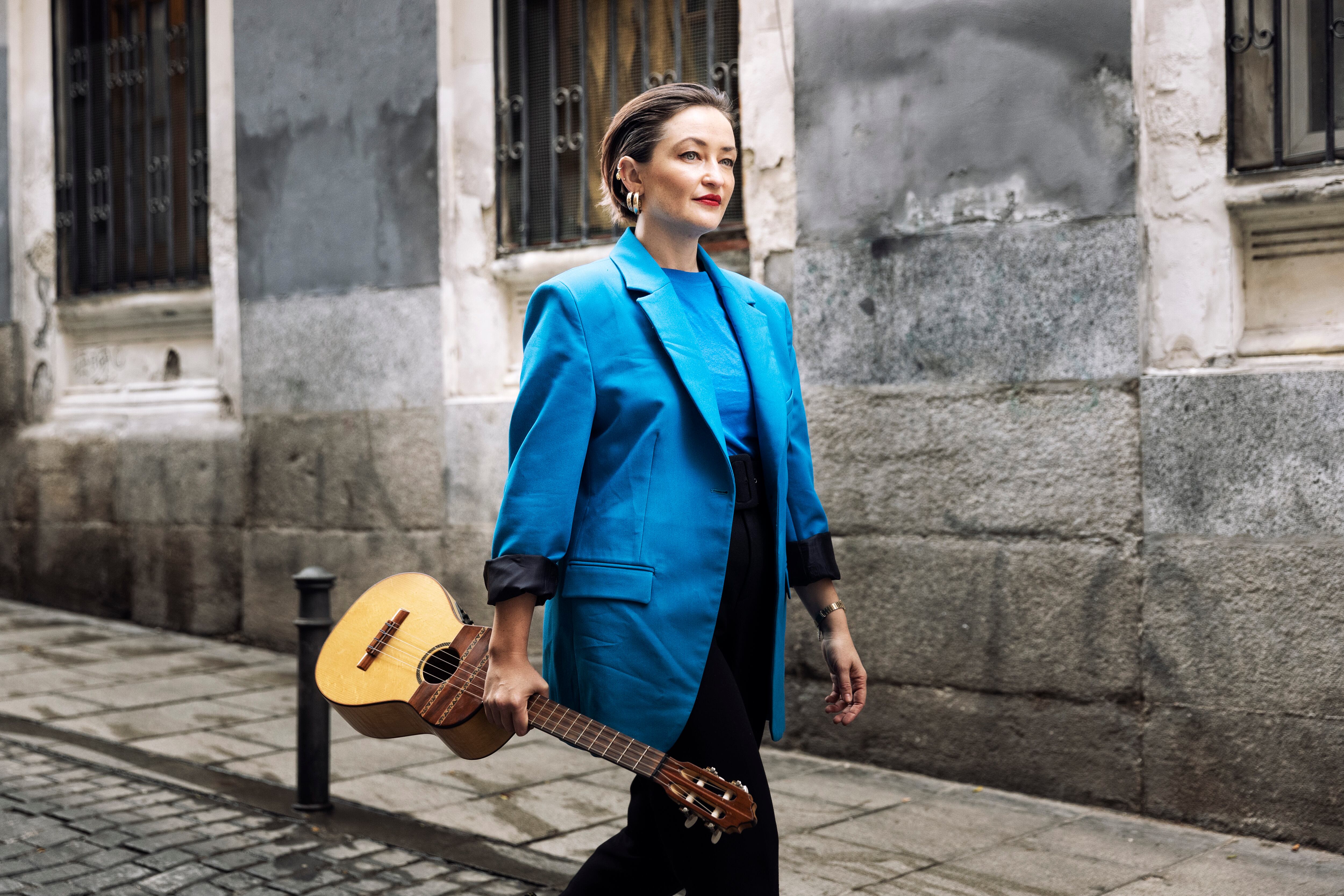 La cantante chilena Paz Court con su cuatro venezolano en una calle de Lavapiés, en Madrid.