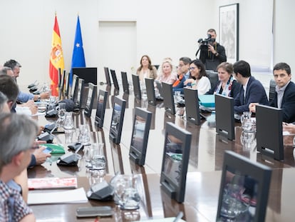 El director General de Ordenación de la Seguridad Social, Borja Suárez (2d), durante una reunión con sindicatos.