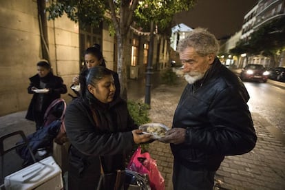 Gabriela García ofreciendo platos de arroz a las puertas del Samur Social.