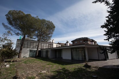 PSOE, el Colegio de Arquitectos y defensores del patrimonio piden a Ayuntamiento y Comunidad que protejan la casa Vallet de Goytisolo, una de las tres únicas obras en Madrid de José Antonio Coderch. EL PAÍS accede al interior del inmueble, muy deteriorado.