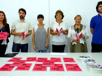 La diputada de Cultura de Bizkaia, Josune Artizondo (centro), durante la presentación de Bosteko.