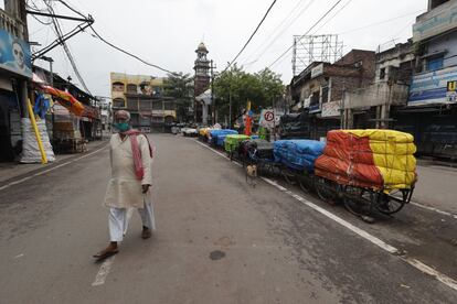 Un hombre, protegido con mascarilla camina por una calle desierta en Prayagraj (India). India ha rebasado ya los 800.000 casos de coronavirus al registrar el récord de 27.114 nuevos contagios y 519 muertes en las últimas 24 horas, según los datos del Ministerio de Salud.