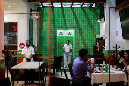 Un restaurante de Ciudad de México durante la reapertura de las actividades comerciales.