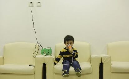 Hanhan, de tres años, es tratada en un hospital de Pekín el 21 de diciembre, tres días después de que China decretase su tercera alerta roja por contaminación.
