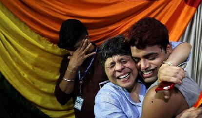 Miembros de la comunidad LGTB india celebran el fallo del Tribunal Supremo de la India sobre las relaciones homosexuales en Bombay (India).