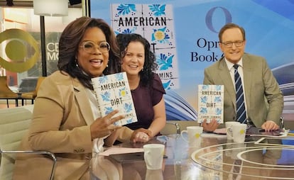 Oprah Winfrey (à esquerda), com o livro ‘American Dirt’. Ao seu lado, a autora, Jeanine Cummins