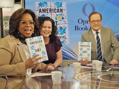 Oprah Winfrey (à esquerda), com o livro ‘American Dirt’. Ao seu lado, a autora, Jeanine Cummins