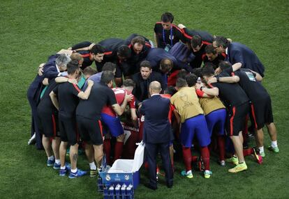 El entrenador del Atlético de Madrid Diego Simeone junto con los jugadores al final de la segunda parte. 