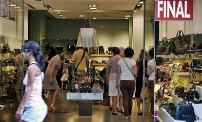 Clientes en una zapatería de Valencia aprovechando las últimas horas de rebajas.