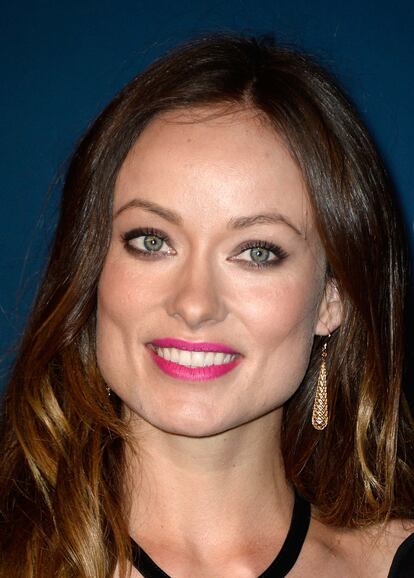 Rostro cuadrado como Olivia Wilde. “Para poder suavizar las formas se aplica un polvo bronceador mate o un polvo más oscuro del tono del propio rostro en los laterales de la frente y la línea de la mandíbula”, indica Greno.