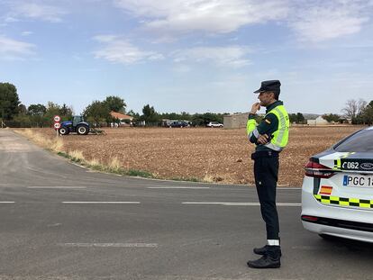 Despliegue de la Guardia Civil cerca del lugar de los hechos, esta mañana.