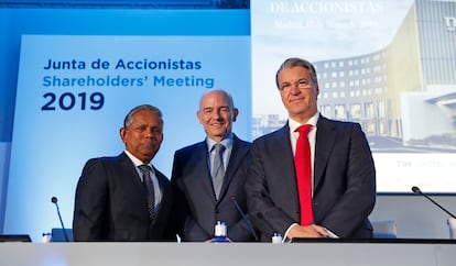 Dillip Rajakarier, consejero delegado de Minor, Ramón Aragonés, consejero delegado de NH, y Alfredo Fernández Agras, presidente del Consejo y consejero independiente que ha presentado su dimisión.