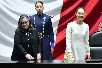 Norma Piña y Claudia Sheinbaum en la toma de protesta de la presidenta, el 1 de octubre de 2024 en la Cámara de Diputados, en Ciudad de México.