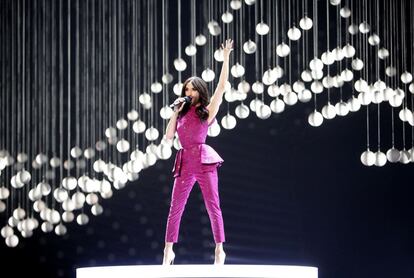 Conchita Wurst, ganadora de la pasada edici&oacute;n de Eurovisi&oacute;n, en la actuaci&oacute;n inicial de la gala.
 