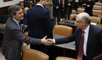 Pedro Saura, durante su etapa de portavoz econ&oacute;mico del Grupo Socialista, saluda al entonces ministro de Hacienda, Crist&oacute;bal Montoro.