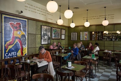 El <b>Bracafé</b>, situat al número 2 del carrer Casp i molt a prop del passeig de Gràcia, és un dels primers locals de la cadena, nascuda l'any 1929. Té una barra de forma quadrada en què es pot prendre un cafè bé a dins o a fora del local.