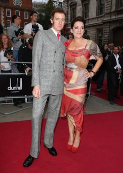 El ciclista Bradley Wiggins con su esposa Cath, el 4 de septiembre pasado en Londres.