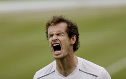 El tenista brit&aacute;nico Andy Murray grita durante el partido que ha disputado contra el canadiense Vasek Pospisil en el torneo de tenis de Wimbledon