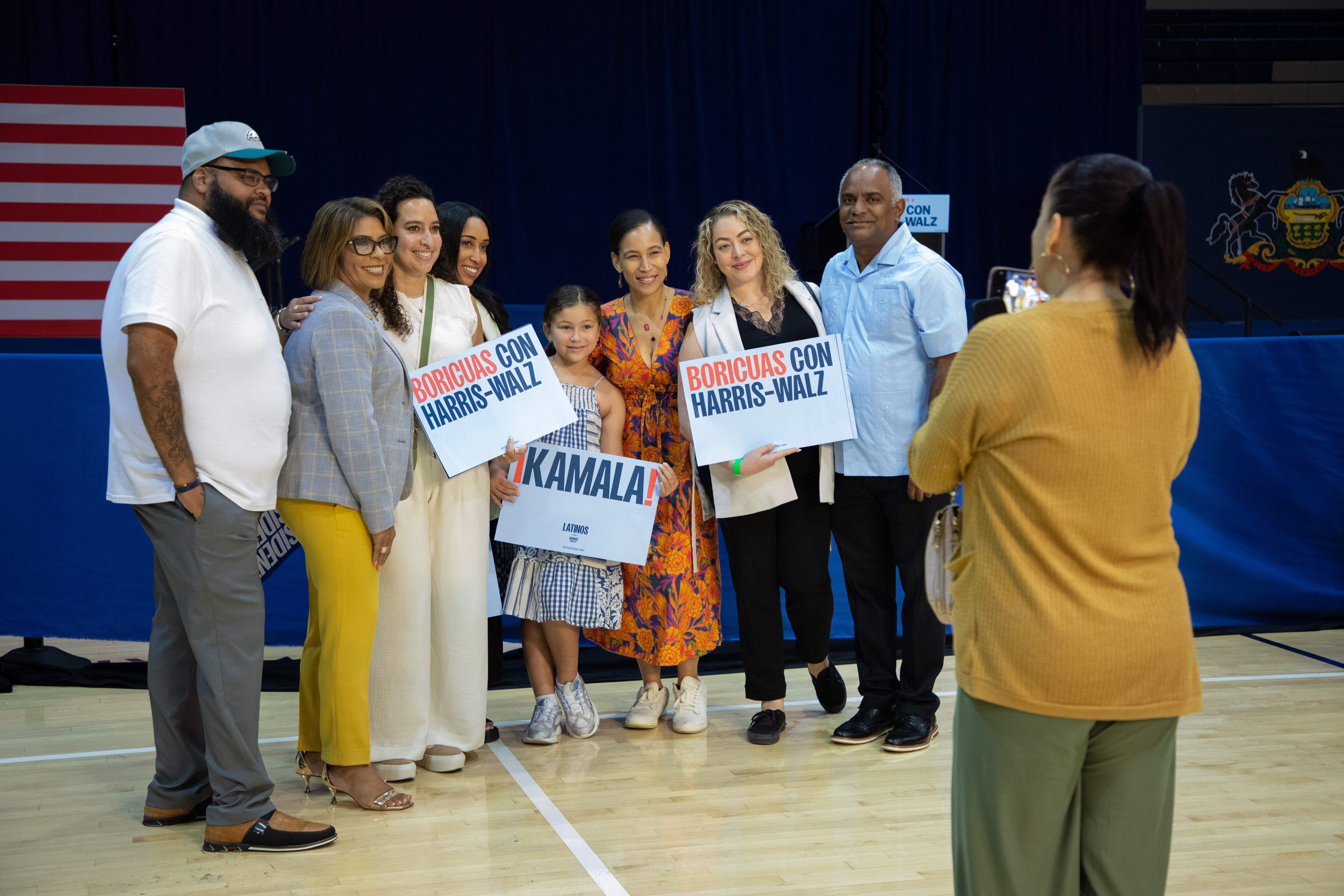 A vereadora da Filadélfia, Quetcy Lozada, e o deputado estadual Danilo Burgos posam com os participantes do comício da campanha democrata latina da Pensilvânia em 7 de setembro de 2024.